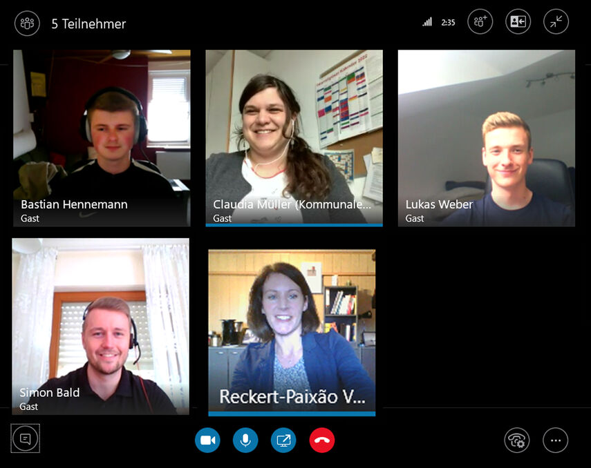 Screenshot einer Videokonferenz wo mehrere Teilnehmer zu sehen sind.