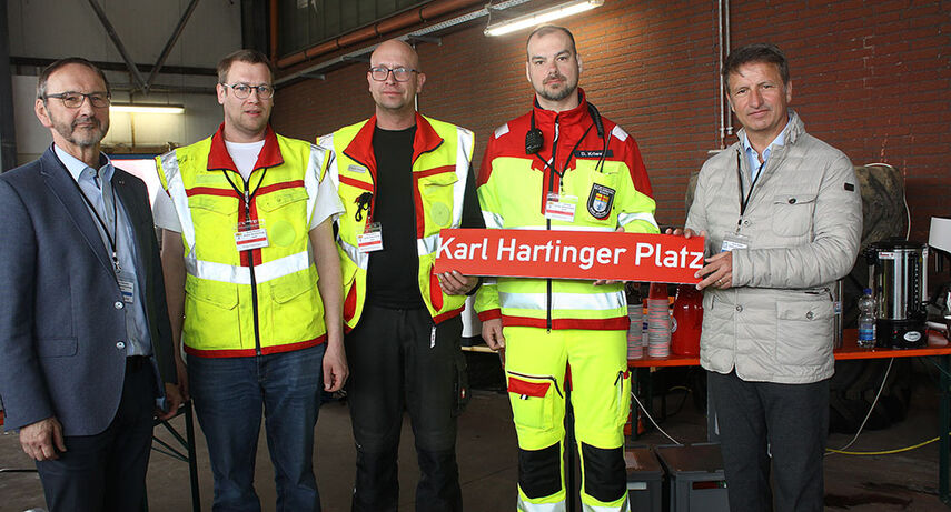 5 Personen halten ein Schild mit 'Karl Hartinger Platz' in den Händen.